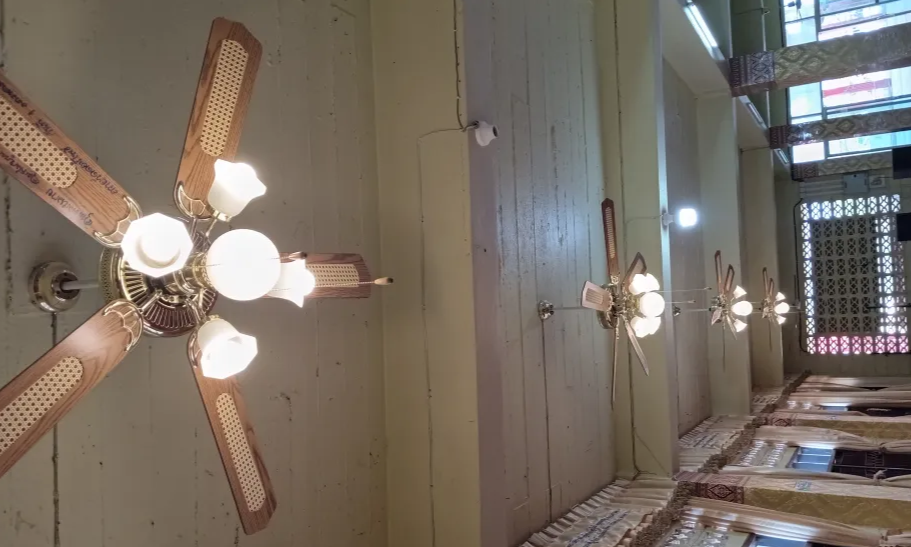 โคมไฟพัดลม โคมไฟ 5 ช่อ สีทองแท้ ลายไม้ พร้อมหลอดไฟ LED