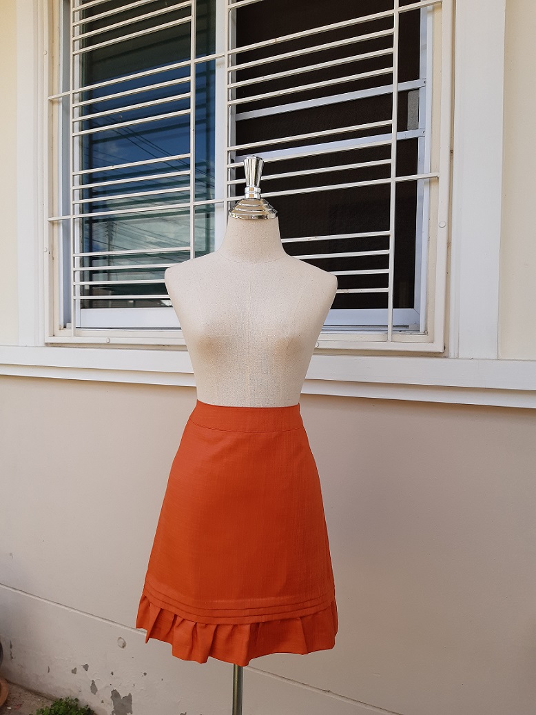 กระโปรงสั้นสีส้ม