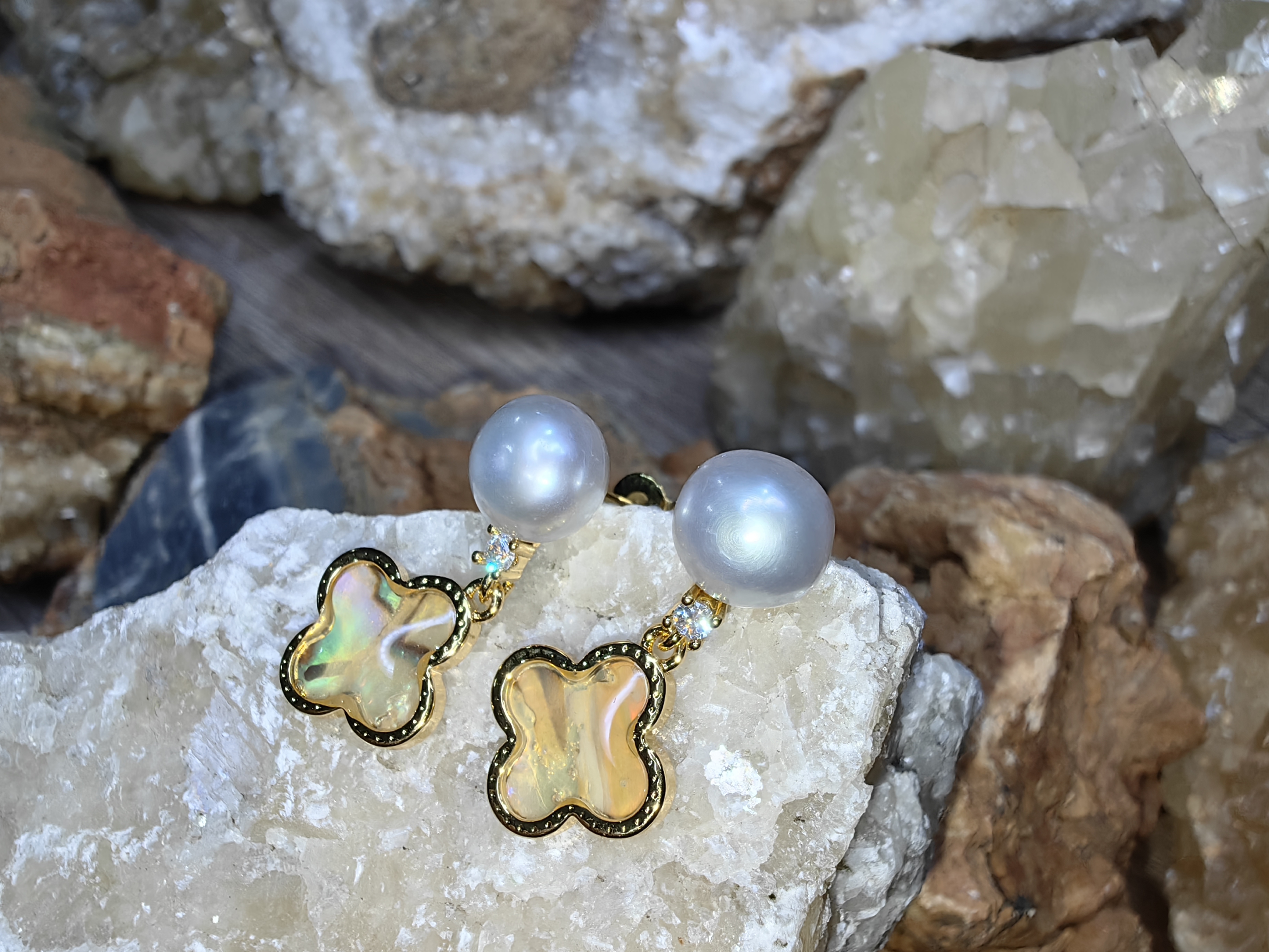 ต่างหูไข่มุกเลี้ยงธรรมชาติ เปลือกหอย เพชรสวิส Natural Cultured Pearl Mother of Pearl Swiss Diamond Earrings
