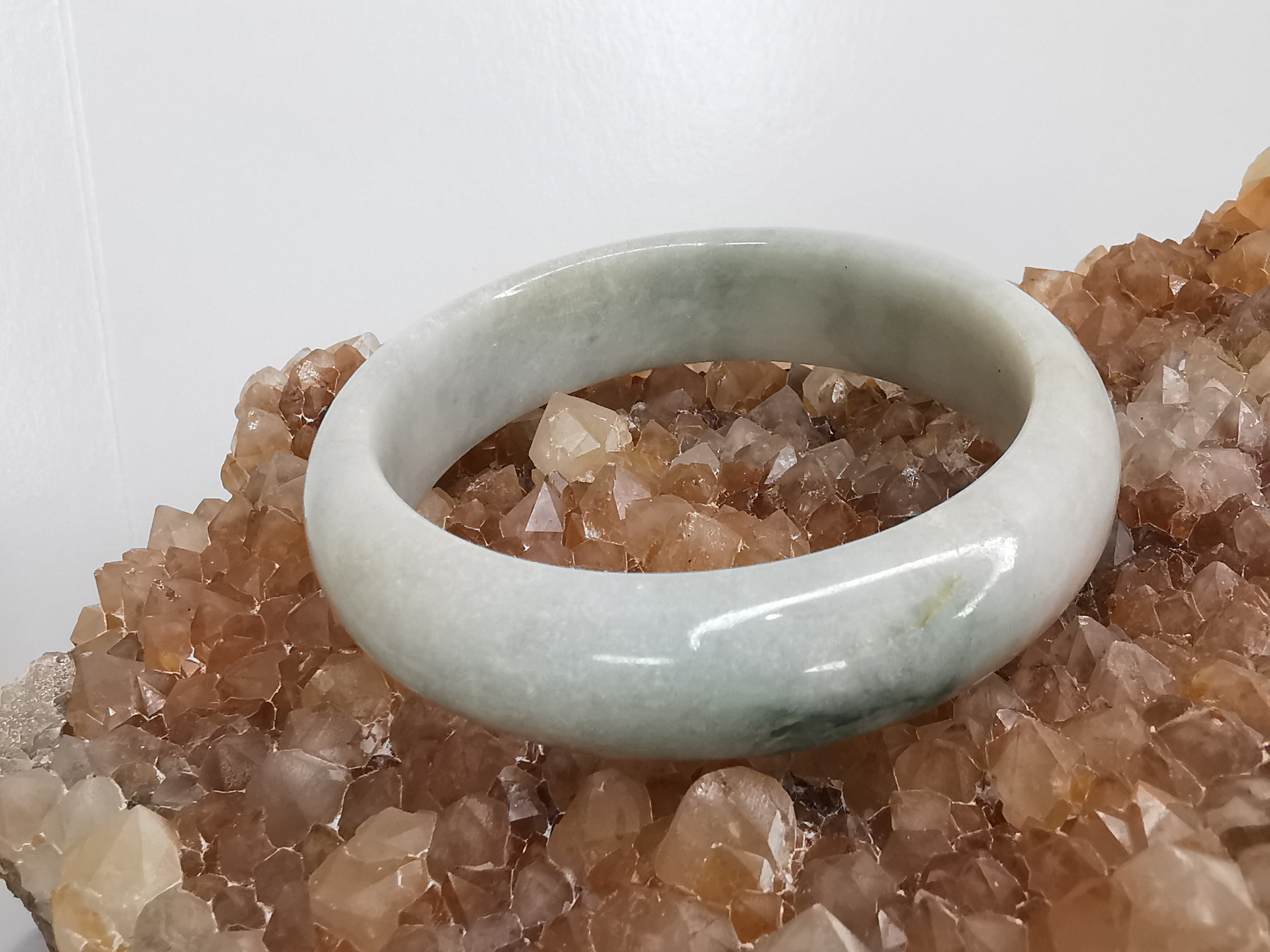 White Green Jade Bangle กำไลหยกเจไดต์แท้ Diameter/ เส้นผ่านศูนย์กลางด้านใน 56 mm.