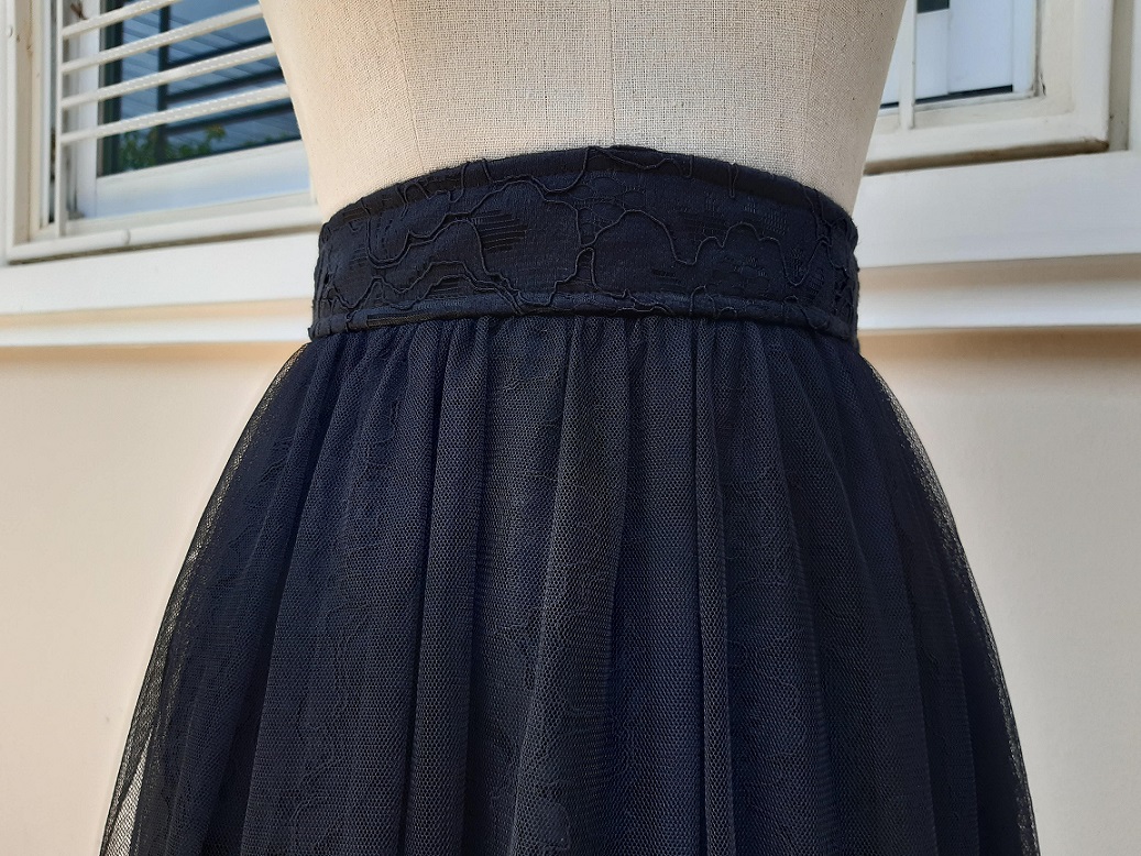 กระโปรงสั้นผ้าลูกไม้ คลุมผ้าตาข่ายสีดำ