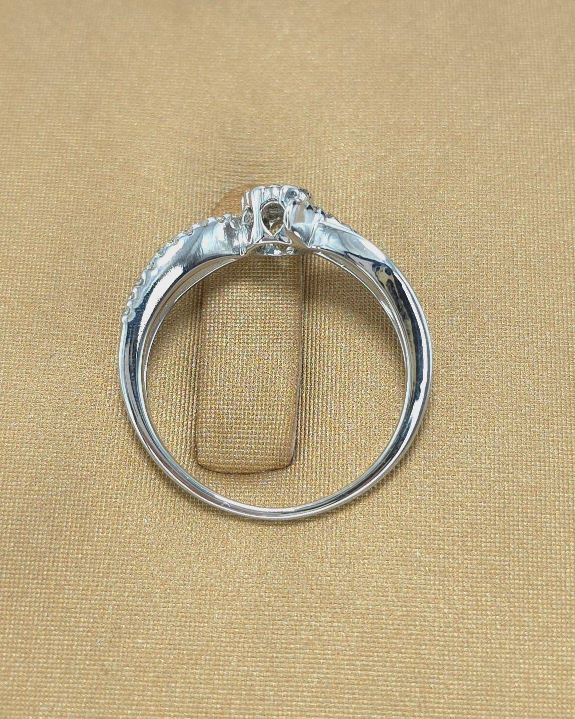 แหวนทองคำขาว 18k เพชรเกสร 4 ตัง 1 เม็ด 1.25 ตัง 6 เม็ด 0.75 ตัง 22 เม็ด รวม 28 ตัง น้ำ 96-97 ความสะอาด vvs ไซส์ 53 น้ำหนัก 2.51 กรัม ราคา 8,500.-(Net)