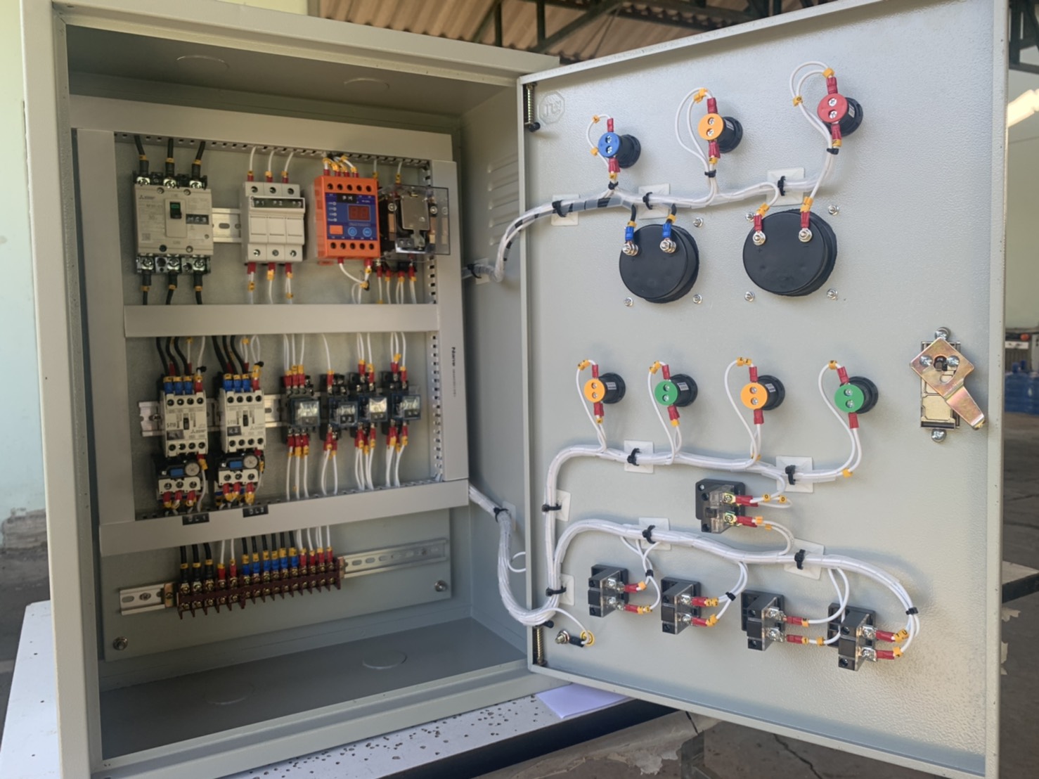 ตู้ควบคุมปั๊มน้ำ 1-3 Hp 3 เฟส 380v 2 ตัวสลับกันทำงาน ใช้ลูกลอยไฟฟ้า220v