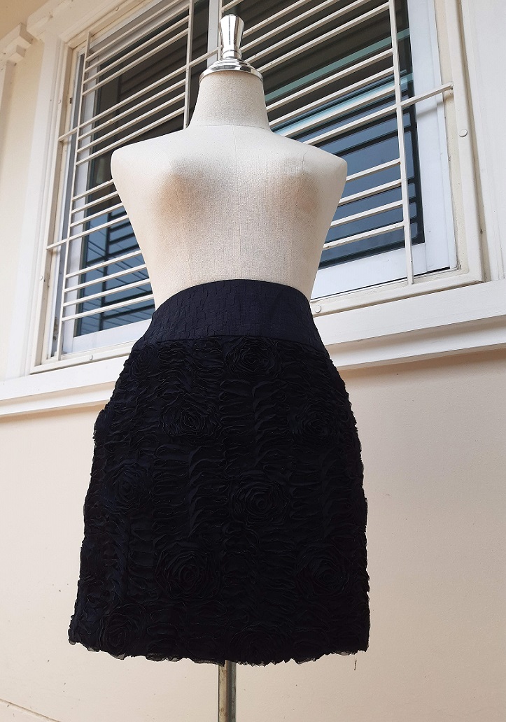 กระโปรงสั้นสีดำผ้าลายกุหลาบ (Mini skirt)