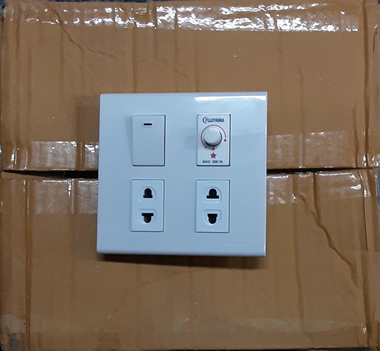 ชุดสวิตซ์ไฟสำเร็จ Panasonic เต้ารับเดียว 2 ช่อง สวิตซ์หรี่เเสง เเบบธรรมดา 1 ช่อง สวิตซ์ 1 ช่อง พร้อมหน้ากาก 4 ช่อง บล็อกลอย4x4 สีขาว