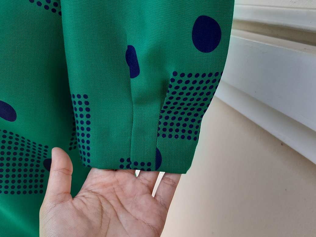 เสื้อวินเทจสีเขียวลายจุดสีกรมท่า