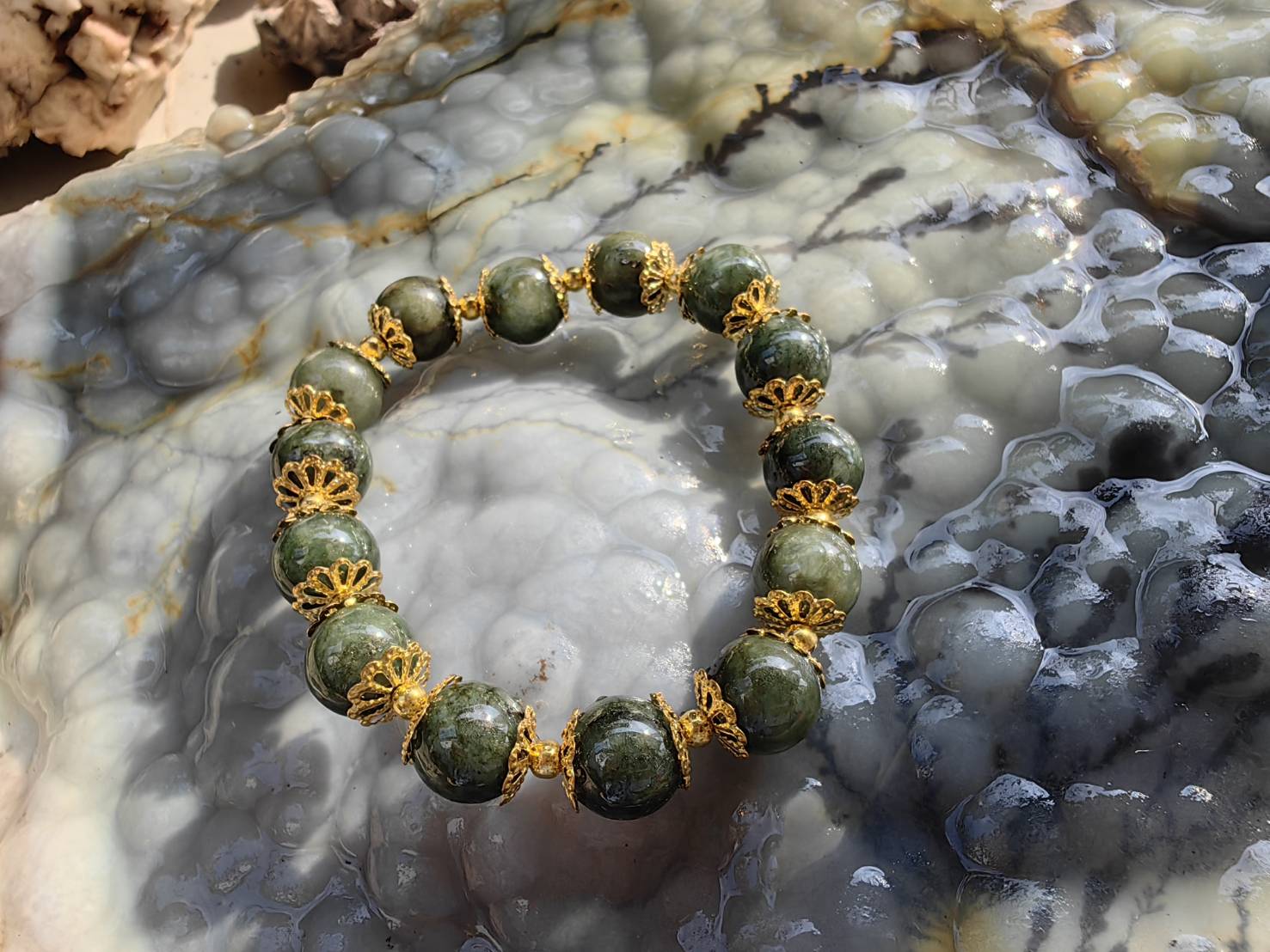 Burmese Jadeite Bracelets (Green) Round 10 mm. Flower Gold Plated กำไลข้อมือหยกพม่า เขียว กลม 10 mm. คั่นดอกไม้ทอง Free Size