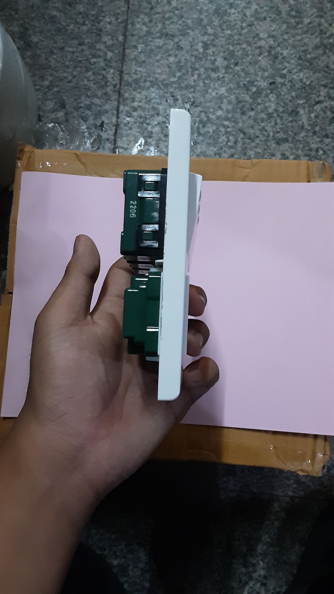 ชุดสวิตซ์ไฟสำเร็จ Panasonic เต้ารับคู่ มีกราวด์ 1 ช่อง สวิตซ์ 3 ช่อง พร้อมหน้ากาก 6 ช่อง บล็อกลอย4x4 สีขาว