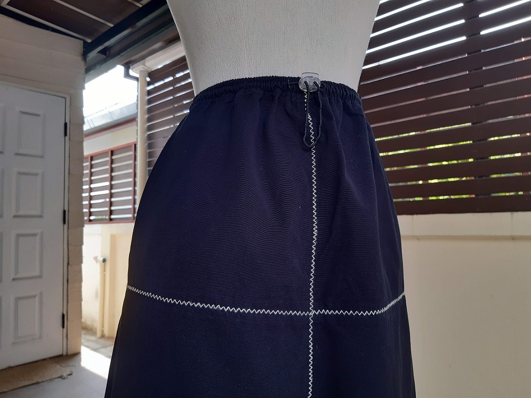 กระโปรงยาวสีดำ แต่งดอกไม้แฮนด์เมด