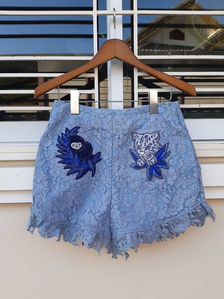 กางเกงขาสั้นลูกไม้สีฟ้าอมเทา แบรนด์ Sretsis