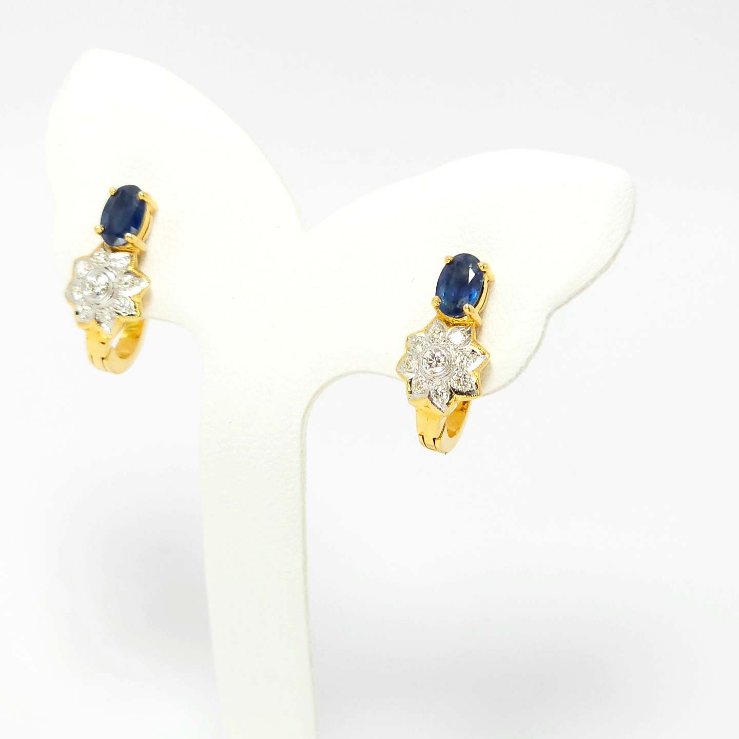 🚫ปิดการขาย(SoIdOut)🚫ต่างหูทองคำ 18K ประดับพลอยไพลิน เพชรเกสร 4 ตัง 2 เม็ด 1 ตัง 16 เม็ด รวม 24 ตัง น้ำ 95-96 ความสะอาด vs1-2 หน้ากว้าง 17×8 มิล น้ำหนัก 4.59 กรัม ราคา 10900.-(Net)