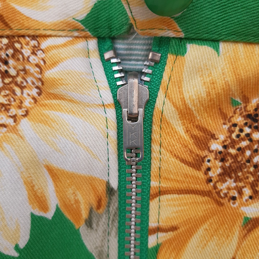 🔥 SALE 50% 🔥 กระโปรงวินเทจสีเขียวลายทานตะวัน 🌻 ซิปหน้า ykk ใส่ได้ 2 ด้าน อีกฝั่งเป็นลายทางสีเขียว-ขาว (Floral & Stripe pattern)