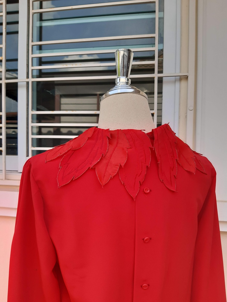 เสื้อวินเทจแขนยาวสีแดง งานกระดุมหลัง ปกใบไม้แต่งเพชรถอดได้