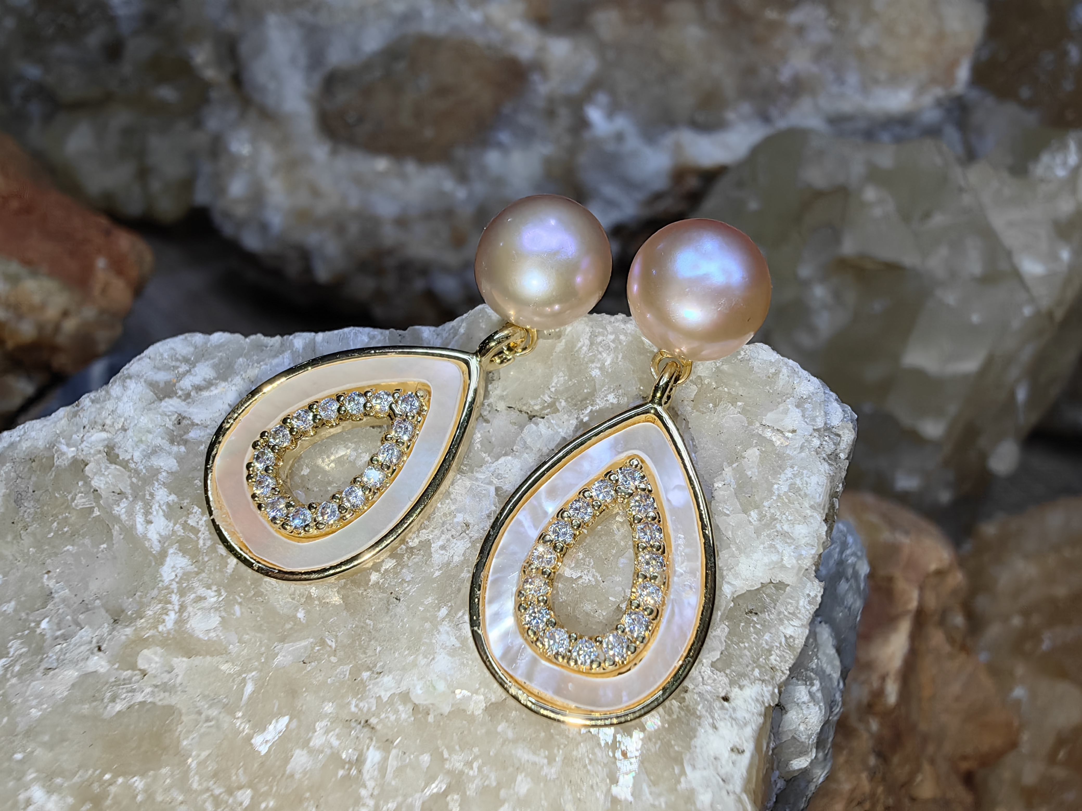 ต่างหูไข่มุกเลี้ยงธรรมชาติ เปลือกหอย เพชรสวิส Natural Cultured Pearl Mother of Pearl Swiss Diamond Earrings