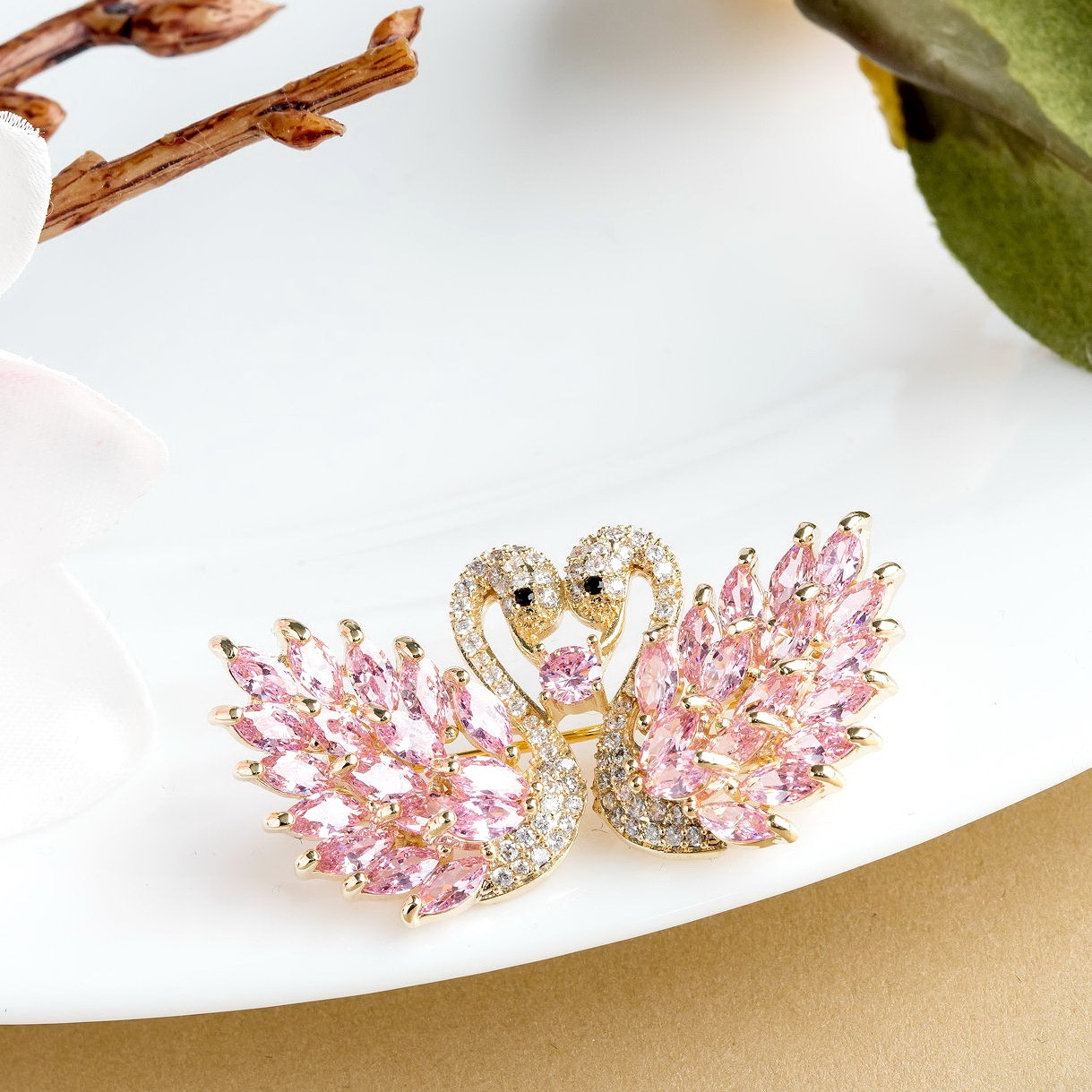 PINK SAPPHIRE DIAMOND BROOCH 18K WHITE GOLD เข็มกลัดเพชร แซฟไฟร์สีชมพู ทอง 18K Pre-order