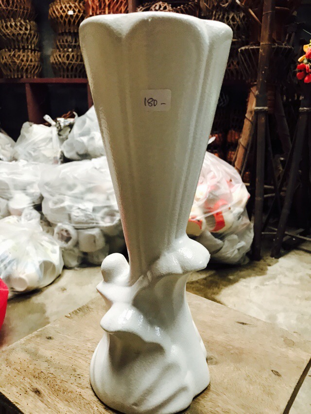 แจกันขาวสีด้านทรงแตร10"