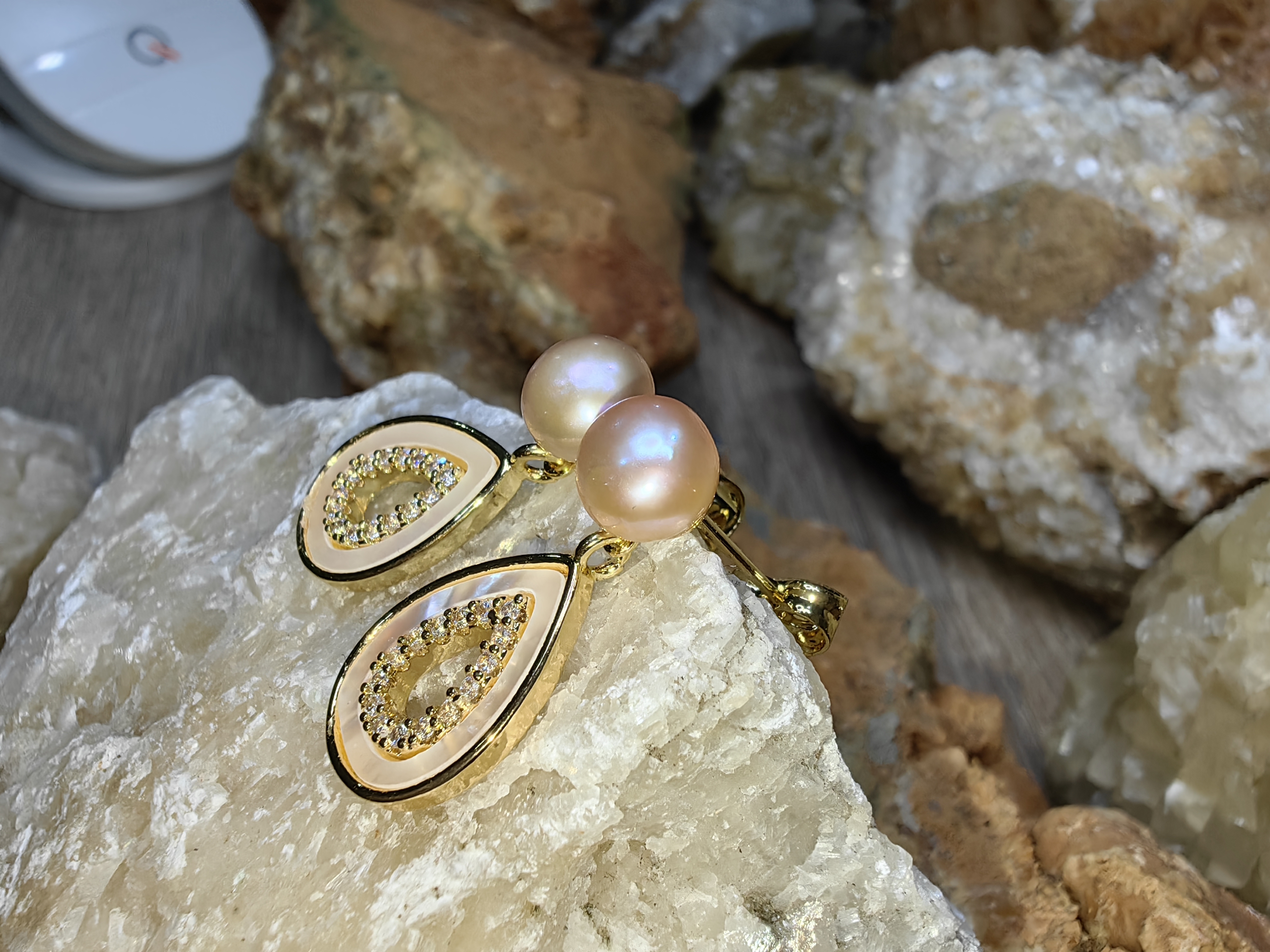 ต่างหูไข่มุกเลี้ยงธรรมชาติ เปลือกหอย เพชรสวิส Natural Cultured Pearl Mother of Pearl Swiss Diamond Earrings