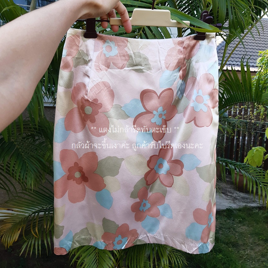 กระโปรงสั้นผ้าซาตินลายดอกไม้