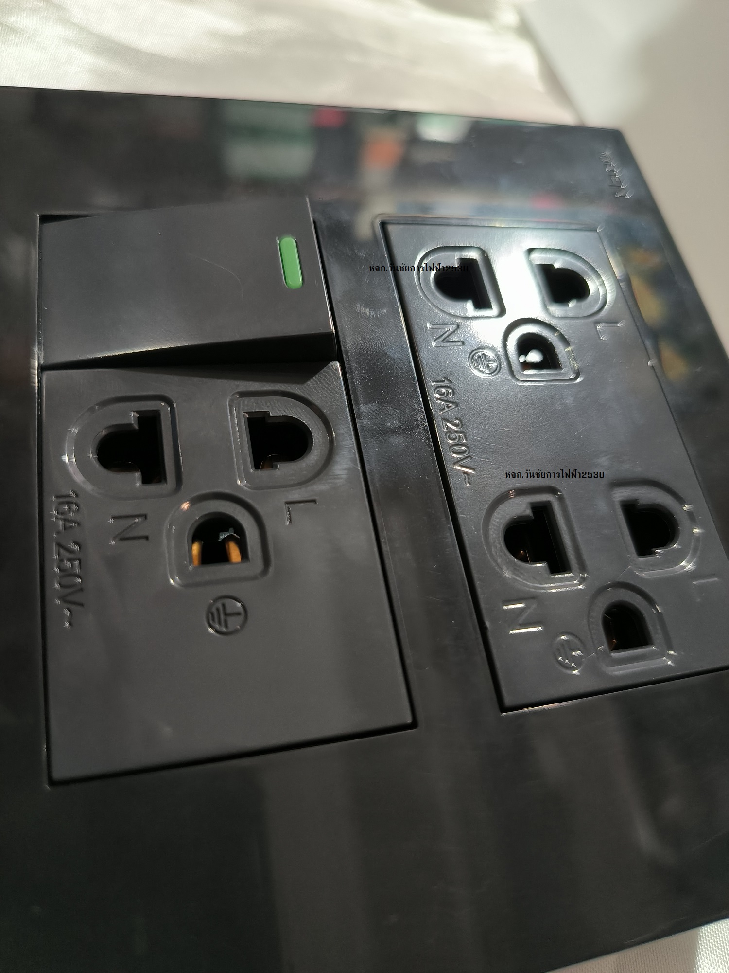 Nano ชุดปลั้กไฟสี3 กราว์ลงดิน ครบชุด ชุดสวิตซ์ ปลั๊ก 4X4 กราวคู่ 1กราวเดี่ยว1 สวิตซ์1 สีดำ BLACK