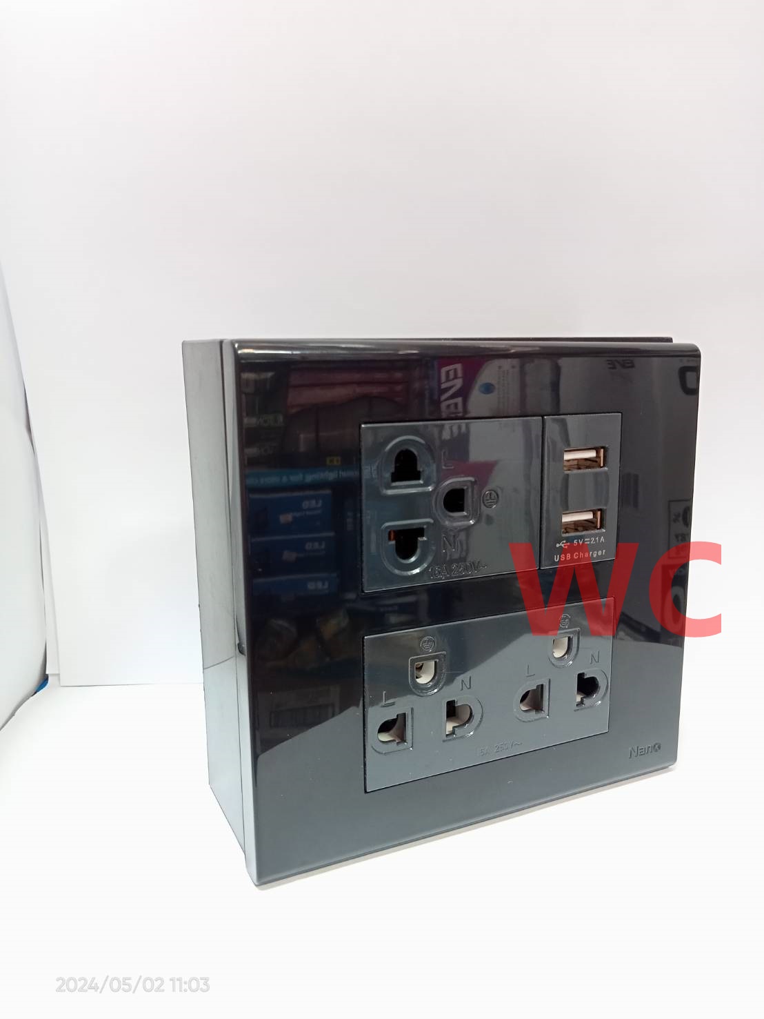 NANO ชุดบล๊อกปลักไฟสีดำ 6 ช่อง พร้อมหน้ากากสีดำ กราวเดี่ยว พร้อม เต้ารับ USB2.1 และกราวคู่แนวตั้ง สีดำ ยี่ห้อนาโน