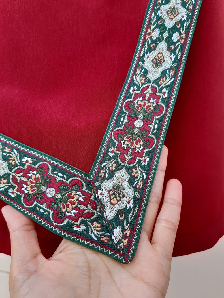 กระโปรงวินเทจทรงเอเอวสูงสีแดง แต่งแถบผ้า Northern style