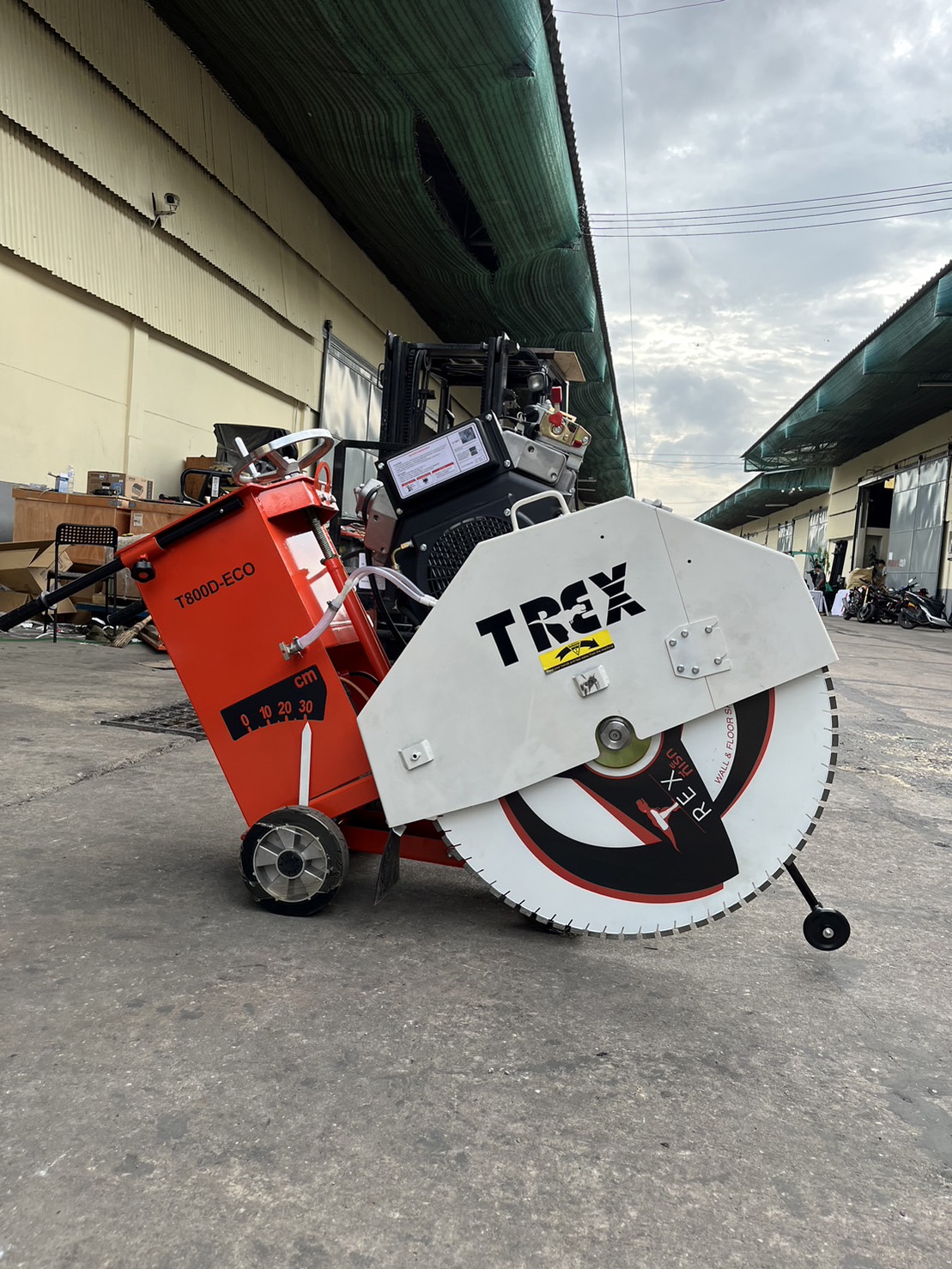 รถตัดถนน ตัดคอนกรีตเสริมเหล็ก ทีเร็ก T-REX T800D Eco ดีเซล 20 แรง ตัดลึกได้ 30cm รองรับใบตัดได้ถึง 32"