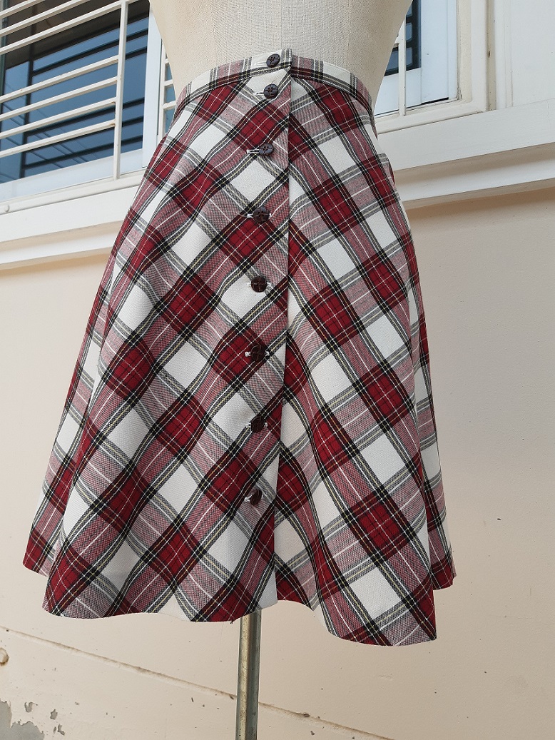 กระโปรงสั้นลายสก๊อตสีแดง