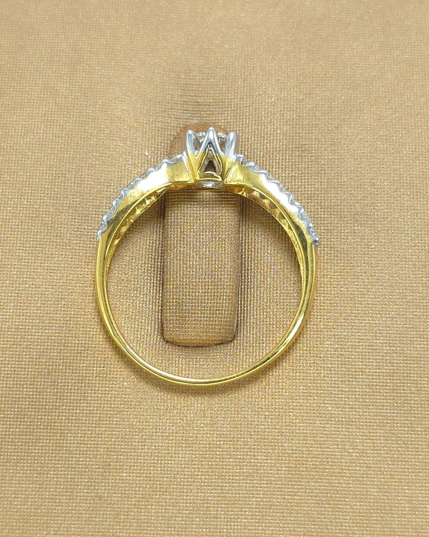 แหวนทองคำ 9K เพชรเกสร 17 ตัง 1 เม็ด 1.35 ตัง 28 เม็ด รวม 54.8 ตัง น้ำ 96-97 ความสะอาด vvs-vs ไซส์ 53 น้ำหนัก 1.59 กรัม ราคา 8,500.-(Net)