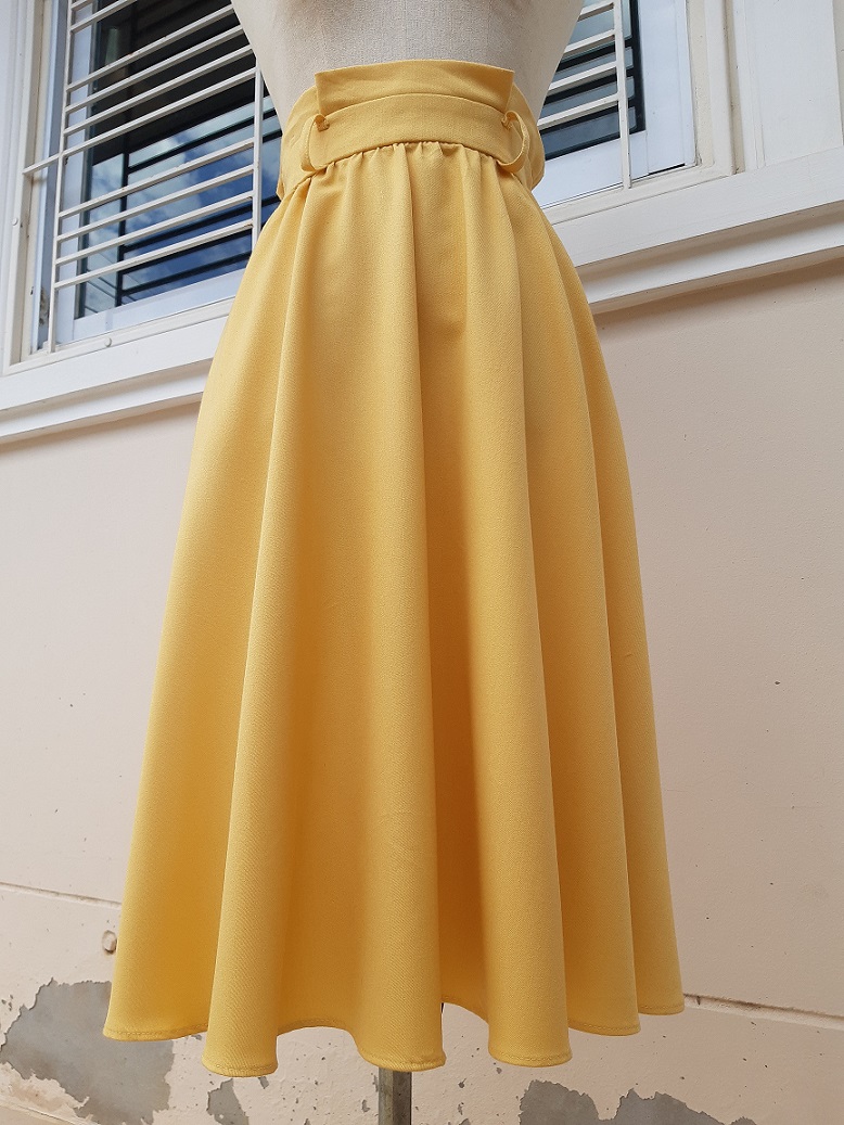 กระโปรงบานเอวสม็อคสีเหลือง