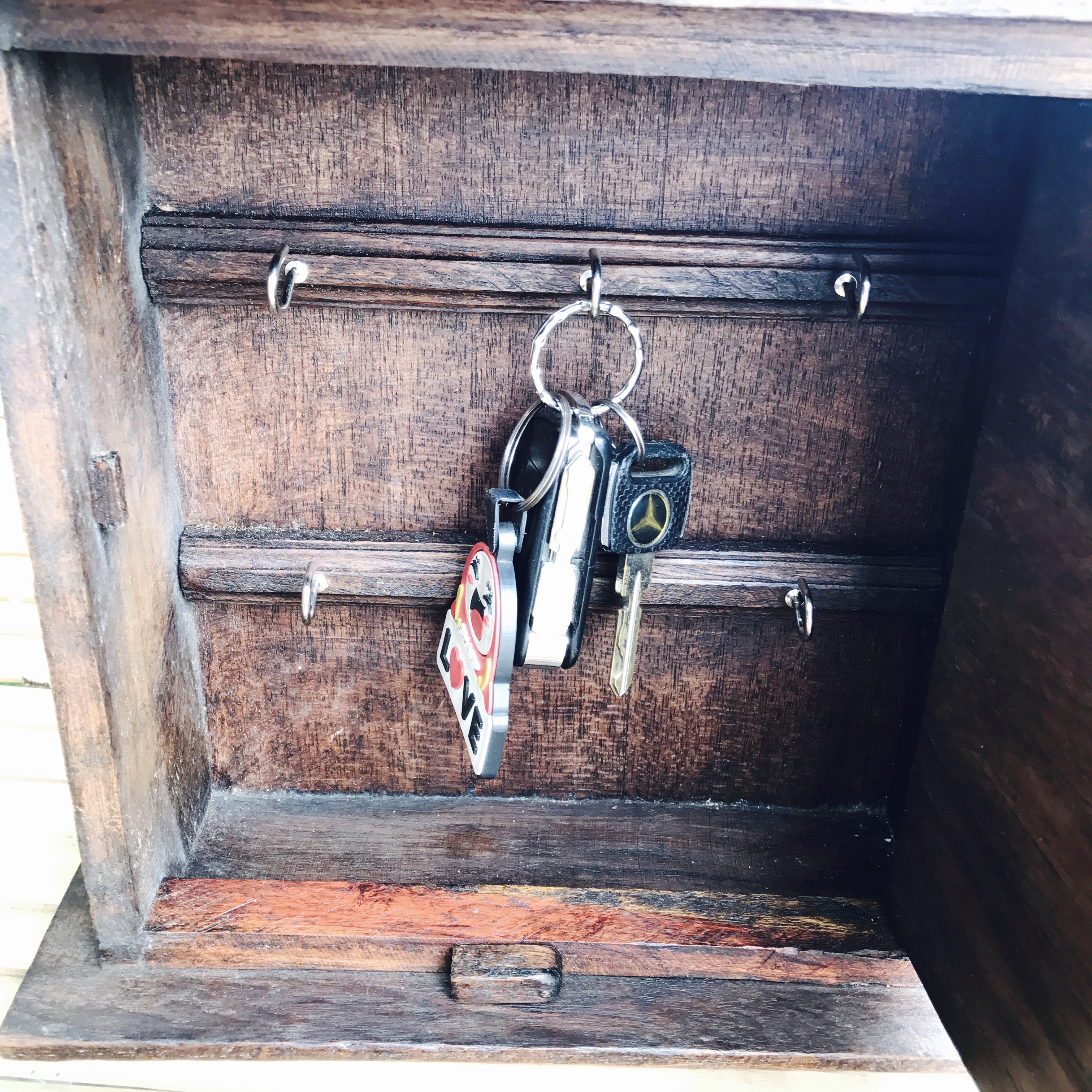 ตู้กุญแจไม้เพ้นท์ลาย