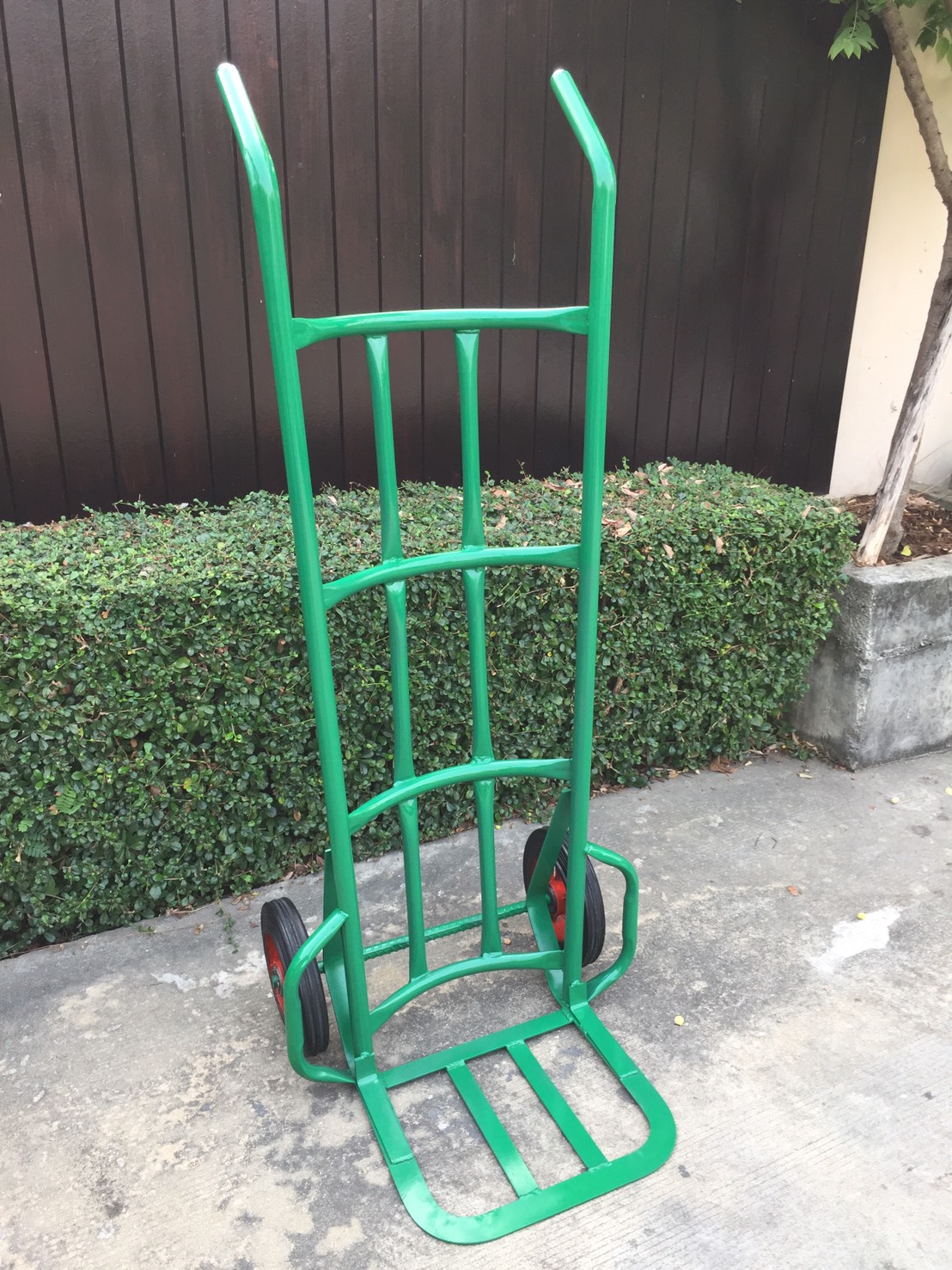รถเข็นเหล็ก 2ล้อฐานโค้ง ล้อแม็กซ์ ยางตัน (เข็นน้ำ เข็นของ สัมภาระ)-สีเขียว