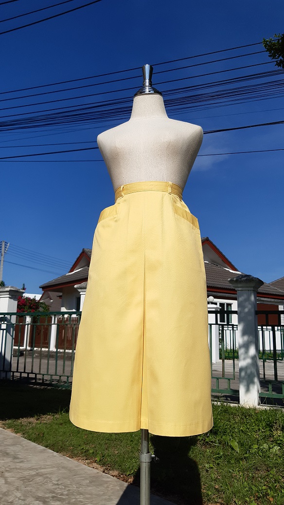 กระโปรงทรงเอผ่าหน้าสีเหลืองอ่อน