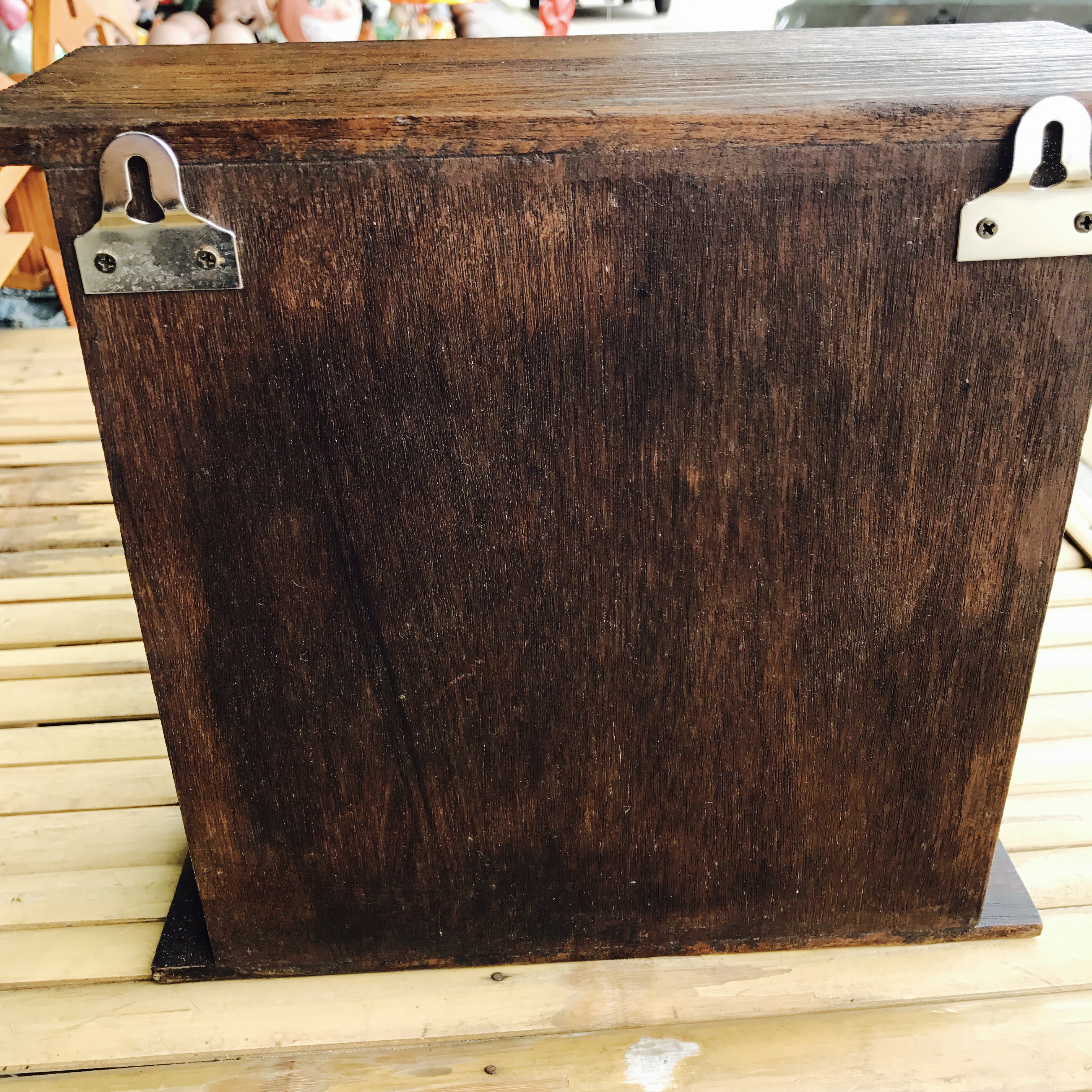 ตู้กุญแจไม้เพ้นท์ลาย