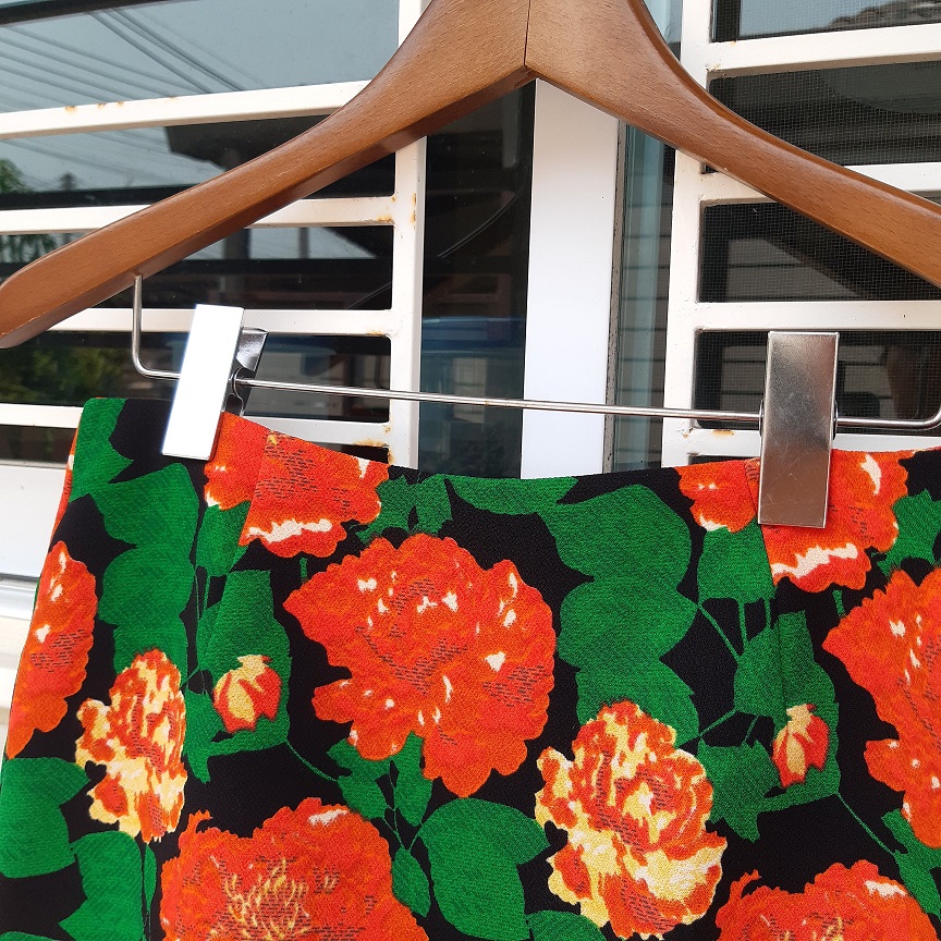 กระโปรงสั้นทรงเอลายดอกไม้สีส้ม