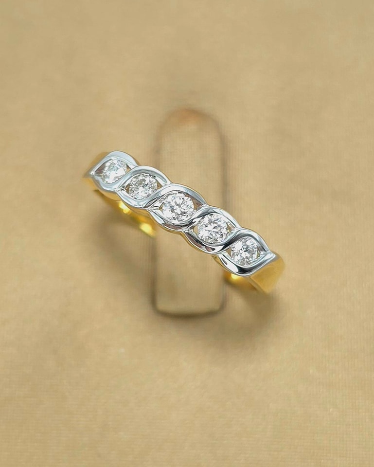 🚫ปิดการขาย(SoIdOut)🚫แหวนทองคำ 18K เพชรเกสร 5 ตัง 5 เม็ด รวม 25 ตัง น้ำ 97-99 ความสะอาด vvs ไซส์ 53 หน้ากว้าง 4 มิล น้ำหนัก 2.48 กรัม ราคา 8,900.-(Net)