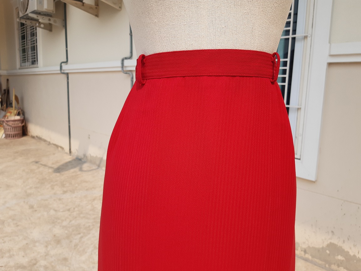 กระโปรงวินเทจสีแดงสด