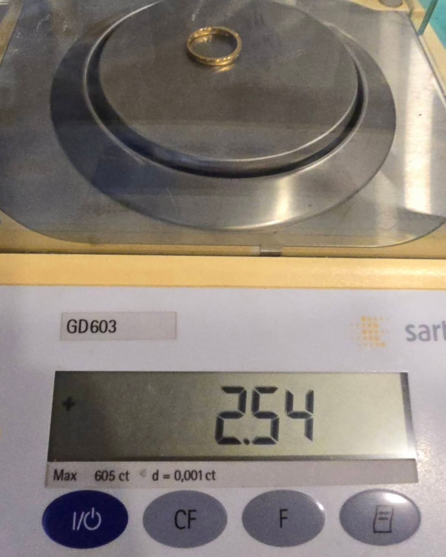 แหวนทองคำ 18K เพชรเกสร 2 ตัง 9 เม็ด รวม 18 ตัง น้ำ 96-97 ความสะอาด vvs-vs ไซส์ 53 น้ำหนัก 2.54 กรัม ราคา 8,200.-(Net)