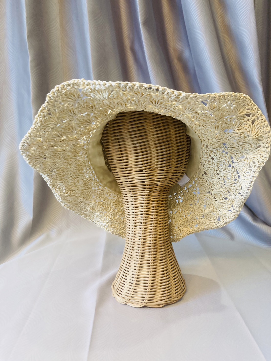 G 230150 หมวกสานสีครีม ราคาเช่า 30 บาท ต่อ 1 วัน