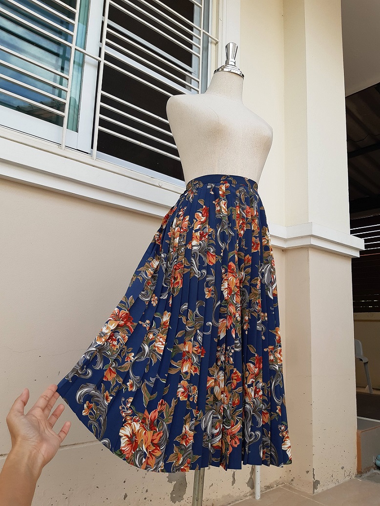 กระโปรงพลีทวินเทจลายดอกสีฟ้าน้ำเงิน