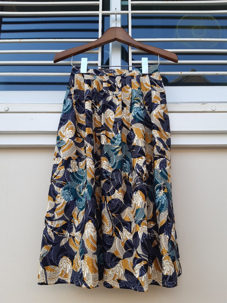 กระโปรงวินเทจผ้าฉลุลายสีสวยแปลกตา สีทอง-สีน้ำเงิน งานปักแน่น (Vintage Skirt)