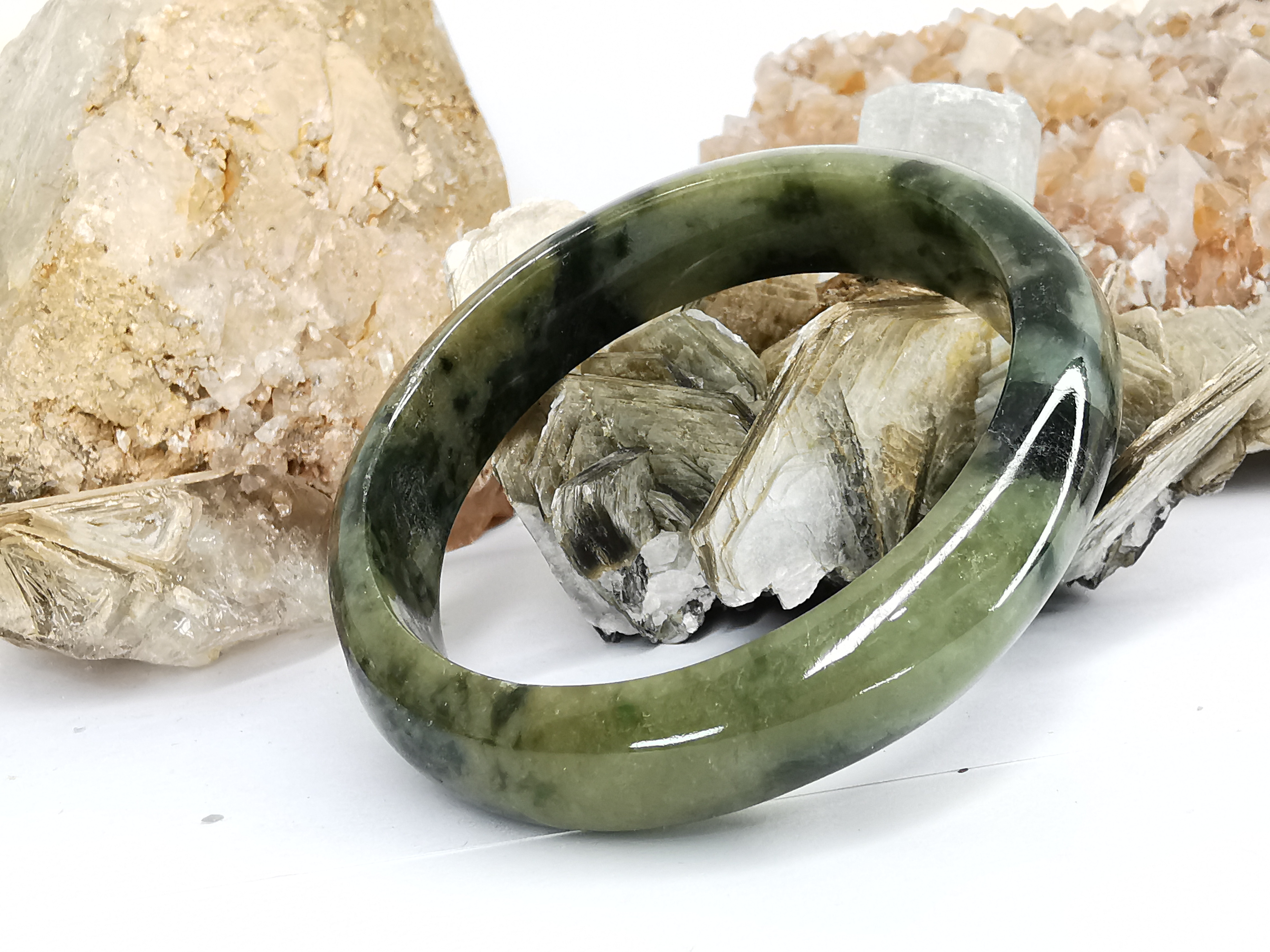 Green Jade Bangle กำไลหยกเจไดต์แท้ Diameter/ เส้นผ่านศูนย์กลางด้านใน 59 mm.