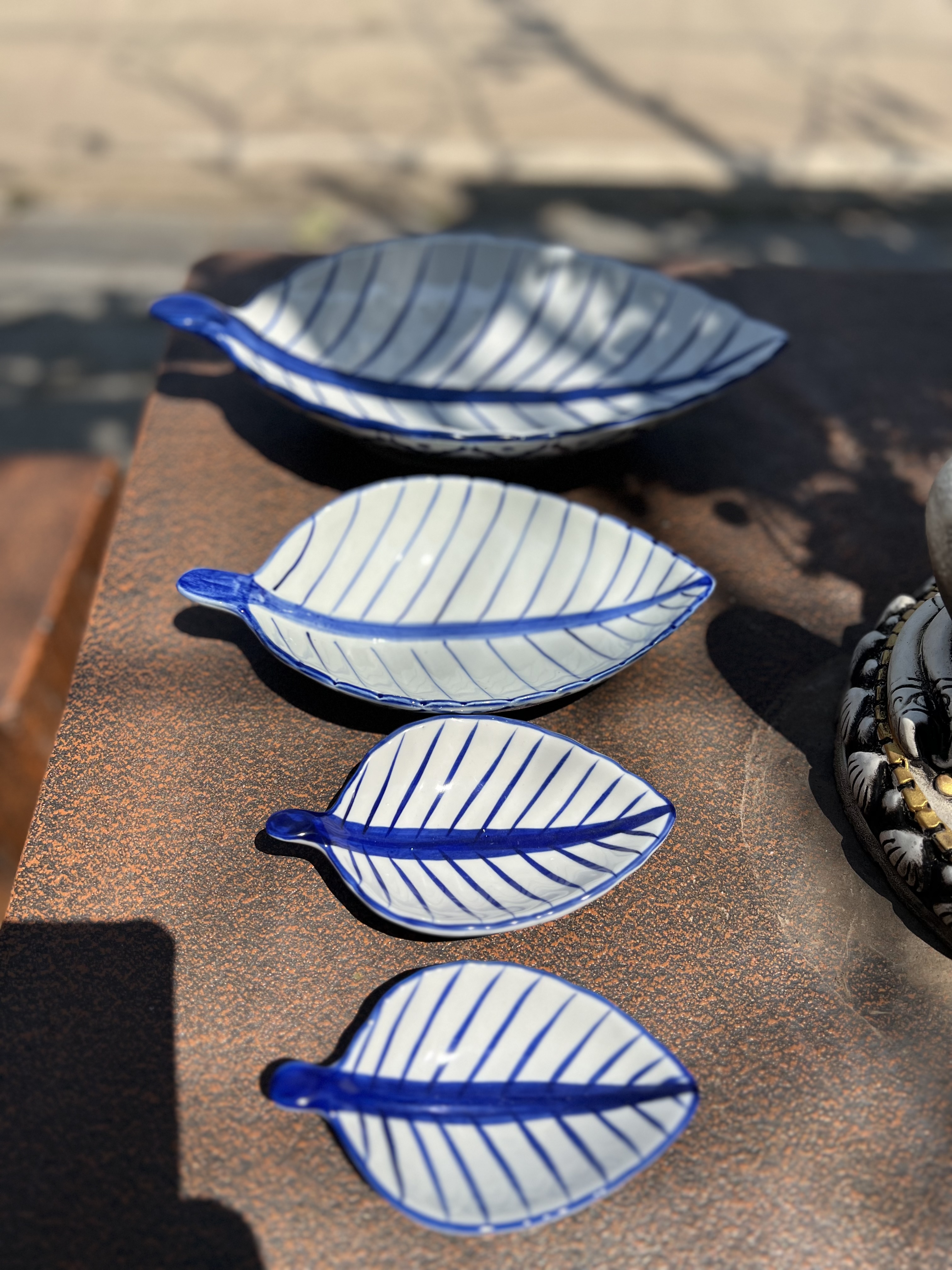 จานลายไทยทรงใบไม้12"