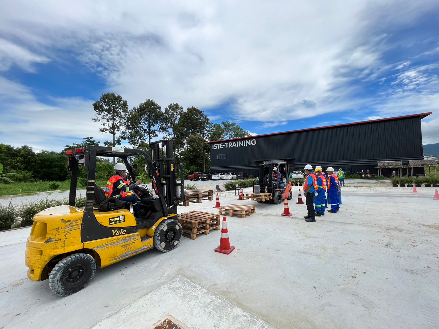 อบรมหลักสูตร Forklift โฟล์คลิฟท์ ตามกฎหมายใหม่ หลักสูตรการอบรมลูกจ้างซึ่งจะทำหน้าที่ผู้ขับรถยก