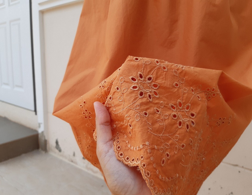 กระโปรงลูกไม้สีส้มแบรนด์ UNIQLO