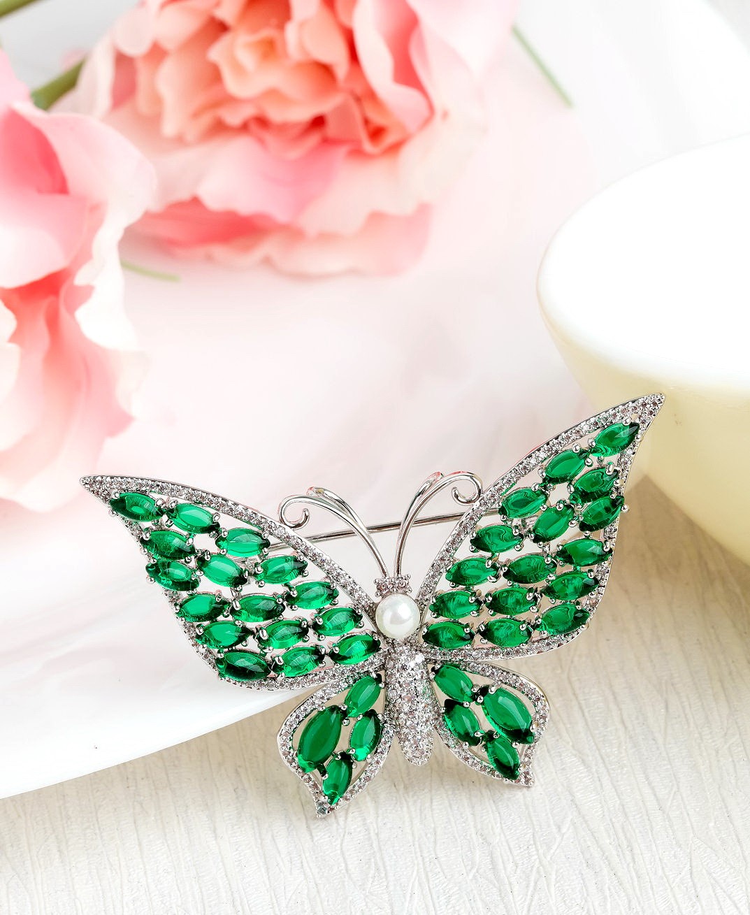 EMERALD DIAMOND BROOCH 18K WHITE GOLD เข็มกลัด มรกต มุก เพชร ทอง 18K Pre-order