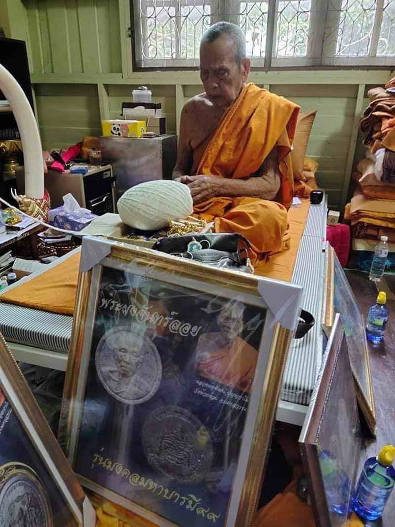 พระผงจันทร์ลอย หลวงพ่อพัฒน์ ปุญญกาโม วัดห้วยด้วน นครสวรรค์ ปี2563 พระเครื่องแท้ รุ่น มหามงคลบารมี๙๙ เนื้อผงใบลาน พร้อมกล่อง ประกัน ศุขพระ Sukpra