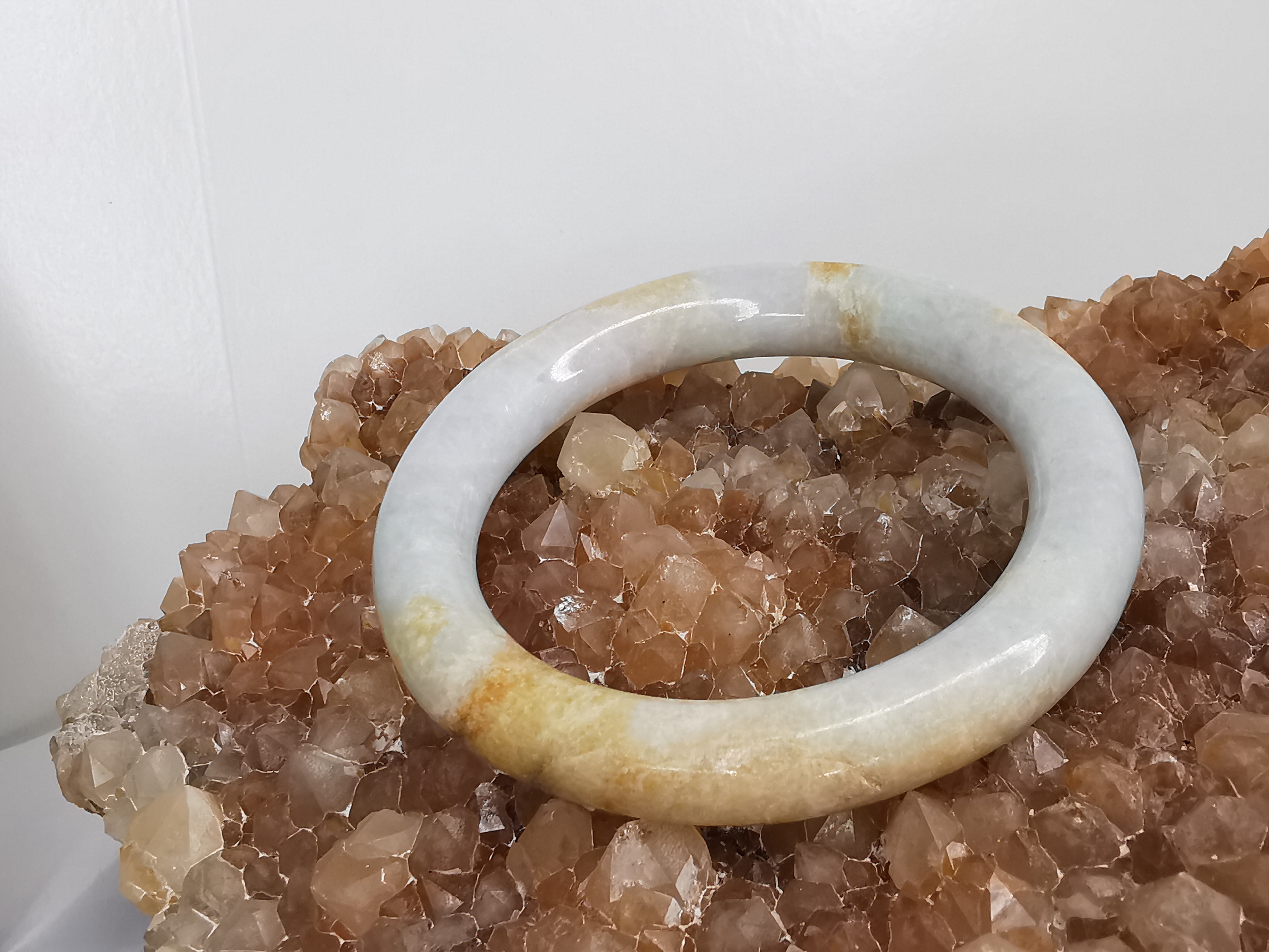 White Orange Jade Bangle กำไลหยกเจไดต์แท้ Diameter/ เส้นผ่านศูนย์กลางด้านใน 55 mm.