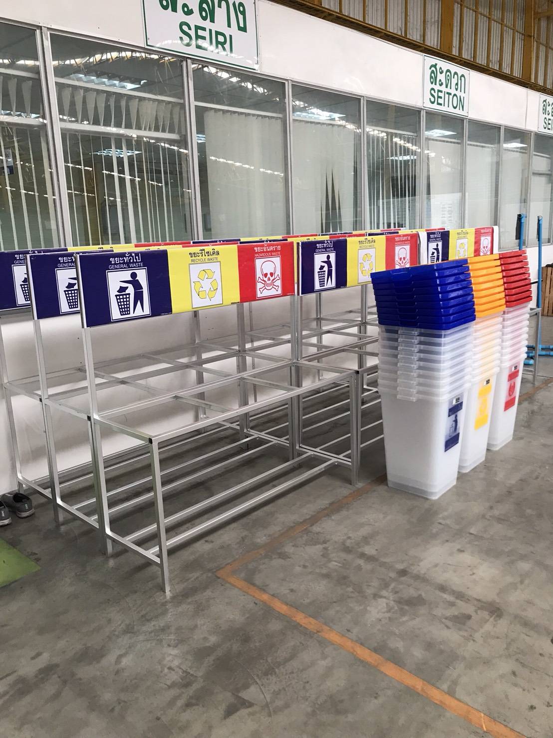 แท่นวางถังขยะแยกประเภท 60 ลิตร ขนาด 3 ช่อง มีแผงป้ายด้านหลัง