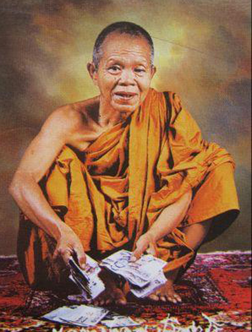 หลวงพ่อคูณ ปริสุทฺโธ วัดบ้านไร่ จ.นครราชสีมา พิมพ์ครึ่งองค์ รุ่น 90 (ฉลองวิหารเทพวิทยาคม) เนื้อเงินลงยาสีฟ้า กล่องเดิม พระแท้ วัตถุมงคลดี โดย sukpra (ศุขพระ)