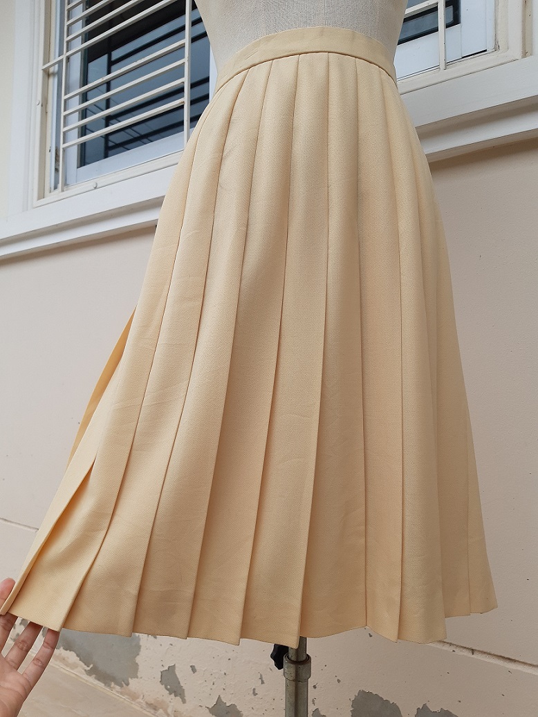 กระโปรงพลีทสีเหลืองอ่อน (Vintage Pleated skirt)